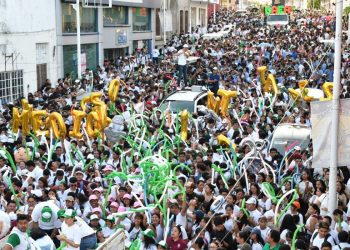 Alumnos de la UJAT celebran el «Gallo Universitario» con caminata, música y baile