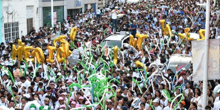 Alumnos de la UJAT celebran el «Gallo Universitario» con caminata, música y baile