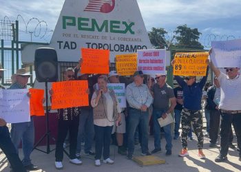 Jubilados y pensionados de Lerma protestan contra Pemex por suspensión de servicio médico