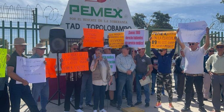 Jubilados y pensionados de Lerma protestan contra Pemex por suspensión de servicio médico