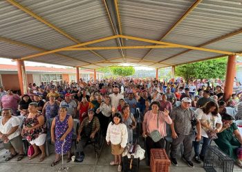 APOYA MIGUEL MOHENO A FAMILIAS CON GALLINAS A BAJO COSTO