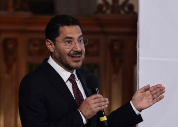 Martí Batres anuncia pensión de 16 mil pesos mensuales para docentes
