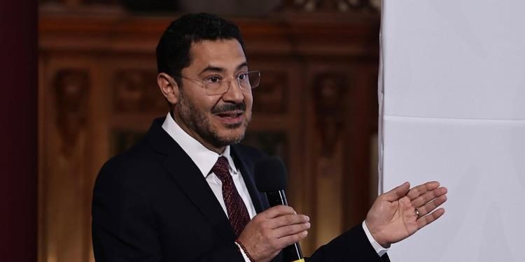 Martí Batres anuncia pensión de 16 mil pesos mensuales para docentes