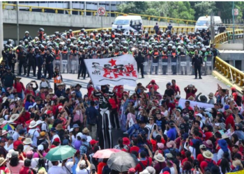 CNTE bloquea accesos a la Terminal 1 y 2 del AICM en protesta contra la Ley del ISSSTE
