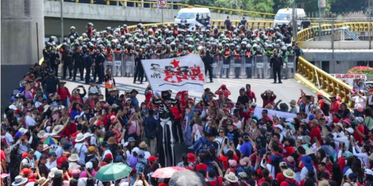 CNTE bloquea accesos a la Terminal 1 y 2 del AICM en protesta contra la Ley del ISSSTE