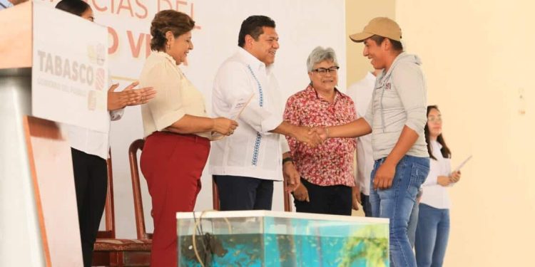 Gobierno entrega 600 certificados del programa Pescando Vida en Jonuta