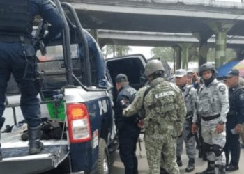 Rescatan a policía de un intento de linchamiento en Veracruz tras atropellar a una mujer