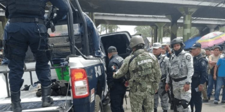 Rescatan a policía de un intento de linchamiento en Veracruz tras atropellar a una mujer