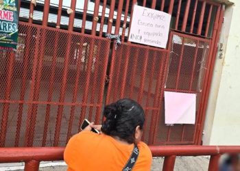 Padres de familia cierran primaria en Macultepec y exigen nuevo edificio