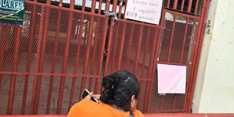 Padres de familia cierran primaria en Macultepec y exigen nuevo edificio
