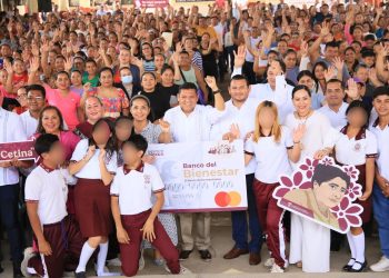 Entrega Javier May tarjetas de la Beca «Rita Cetina» en Tecolutilla