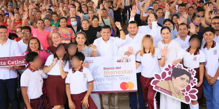 Entrega Javier May tarjetas de la Beca «Rita Cetina» en Tecolutilla