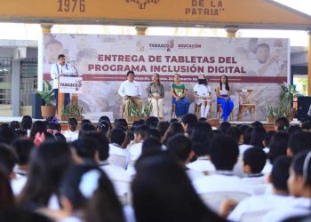 Gobierno de Tabasco entrega las primeras 5,198 tabletas del Programa de Inclusión Digital