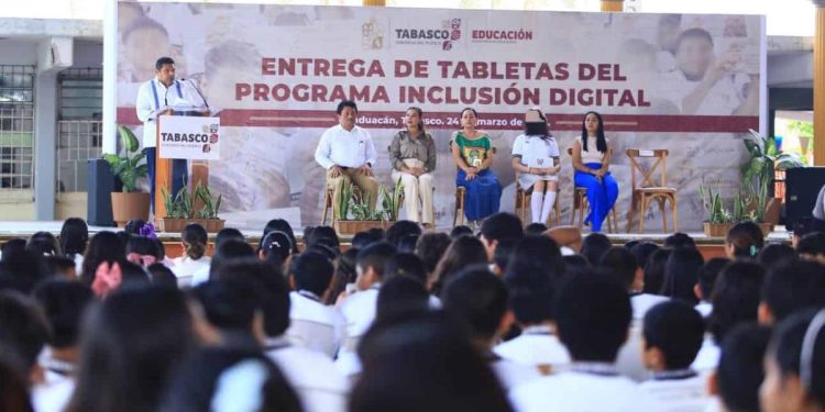 Gobierno de Tabasco entrega las primeras 5,198 tabletas del Programa de Inclusión Digital