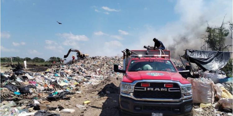 Incendio en basurero de Cunduacán podría ser sofocado en siete días: PC Tabasco