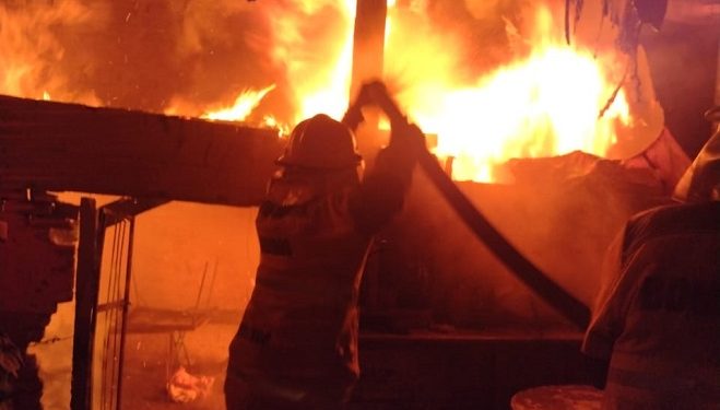 Atacan e incendian locales de «El Niñón Jr.» en Jalpa de Méndez