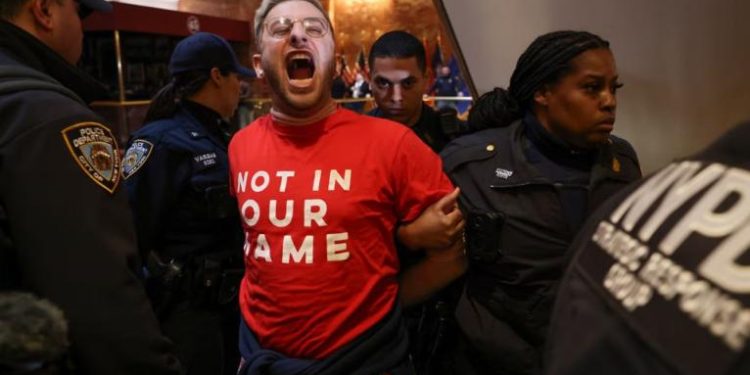 Casi 100 personas arrestadas en protesta en Torre Trump en apoyo a activista propalestino