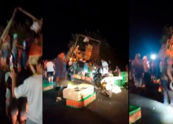 Rapiñan cargamento de pollos tras accidente de tráiler en la Tenosique-Emiliano Zapata
