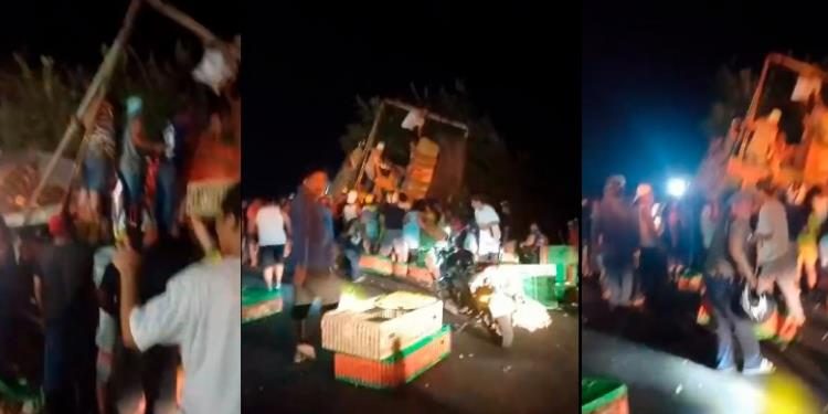 Rapiñan cargamento de pollos tras accidente de tráiler en la Tenosique-Emiliano Zapata