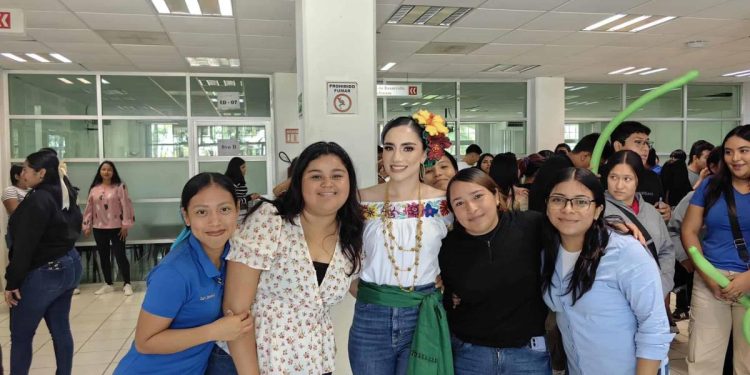 Ximena Osorio recorre Teapa y recibe apoyo de la comunidad