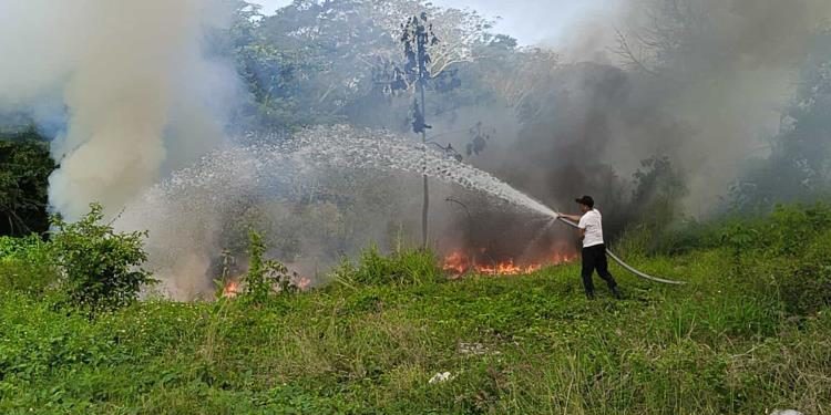 Remueven desechos de autopartes en Nacajuca tras incendio para prevenir nuevos siniestros