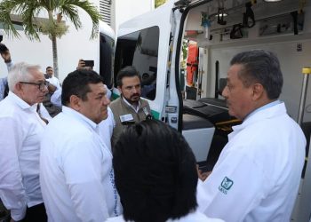 Zoé Robledo entrega 14 ambulancias al IMSS en Tabasco y anuncia nuevo hospital en Villahermosa