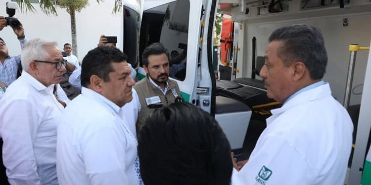 Zoé Robledo entrega 14 ambulancias al IMSS en Tabasco y anuncia nuevo hospital en Villahermosa