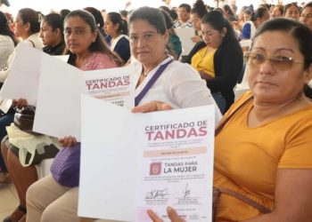 Gobierno de Tabasco entrega 600 constancias del programa «Tandas para la Mujer» en Centla