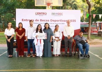 Centro entrega becas a deportistas destacados de más de 20 disciplinas