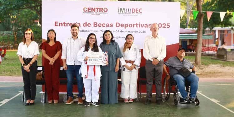 Centro entrega becas a deportistas destacados de más de 20 disciplinas