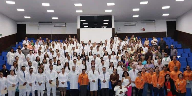 El IMSS en Tabasco gradúa a 64 nuevos especialistas y garantiza su contratación