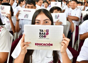 Gobierno de Tabasco entrega tablets a estudiantes para reducir la brecha digital
