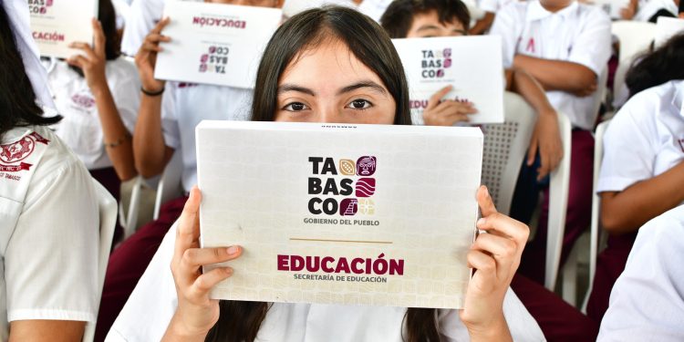 Gobierno de Tabasco entrega tablets a estudiantes para reducir la brecha digital