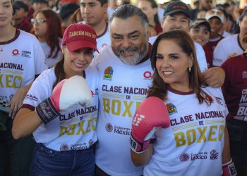Ana Paty Peralta y Mara Lezama, participaron con entusiasmo en la Clase Nacional “Boxeando por la Paz”