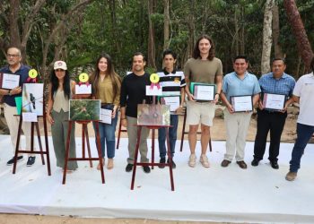 Gobierno de BJ premia a ganadores del concurso de fotografías de Aves