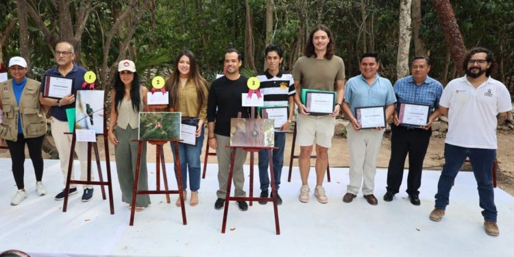 Gobierno de BJ premia a ganadores del concurso de fotografías de Aves