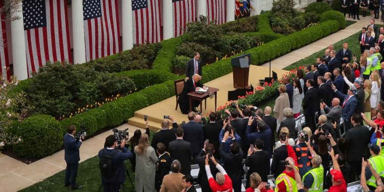 Donald Trump anunció un paquete de aranceles recíprocos a casi 60 países, sin incluir a México
