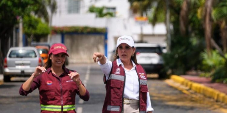 Ana Paty y Mara Lezama entregan trabajos de repavimentación de calles en Sm. 44