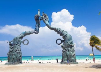 El Portal Maya es una escultura emblemática de Playa del Carmen que representa la conexión entre la cultura ancestral y el mar Caribe