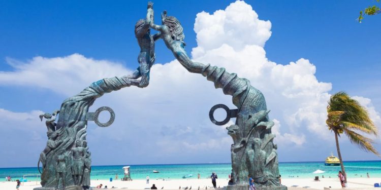 El Portal Maya es una escultura emblemática de Playa del Carmen que representa la conexión entre la cultura ancestral y el mar Caribe