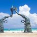 El Portal Maya es una escultura emblemática de Playa del Carmen que representa la conexión entre la cultura ancestral y el mar Caribe
