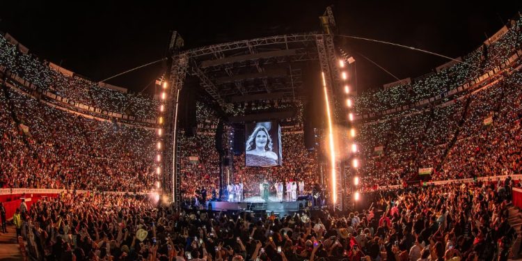 Yuridia hace historia en la Monumental Plaza de Toros con un lleno total, más de 40 mil fans