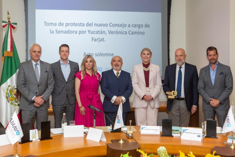 Verónica Camino Farjat  tomó protesta al nuevo Consejo Directivo de la AMAVE
