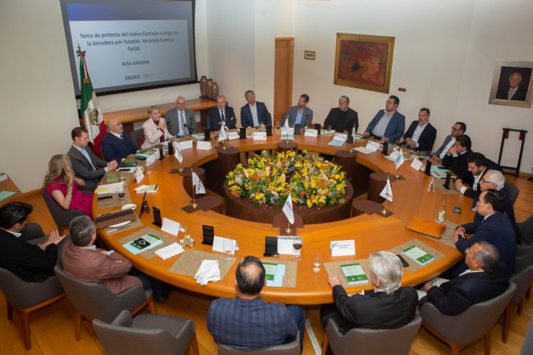 Verónica Camino Farjat  tomó protesta al nuevo Consejo Directivo de la AMAVE