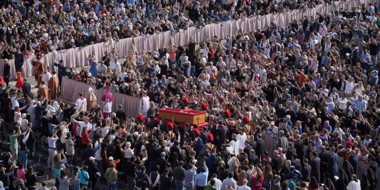 Se realiza recorrido fúnebre del papa Francisco hacia la Basílica de San Pedro