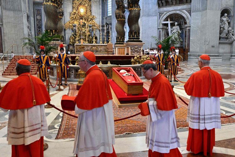 Se realiza recorrido fúnebre del papa Francisco hacia la Basílica de San Pedro