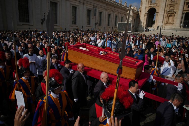 Se realiza recorrido fúnebre del papa Francisco hacia la Basílica de San Pedro