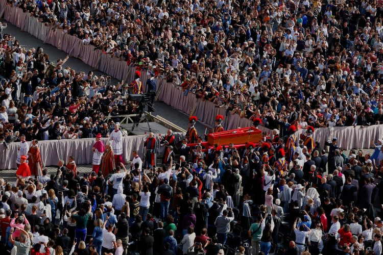 Se realiza recorrido fúnebre del papa Francisco hacia la Basílica de San Pedro