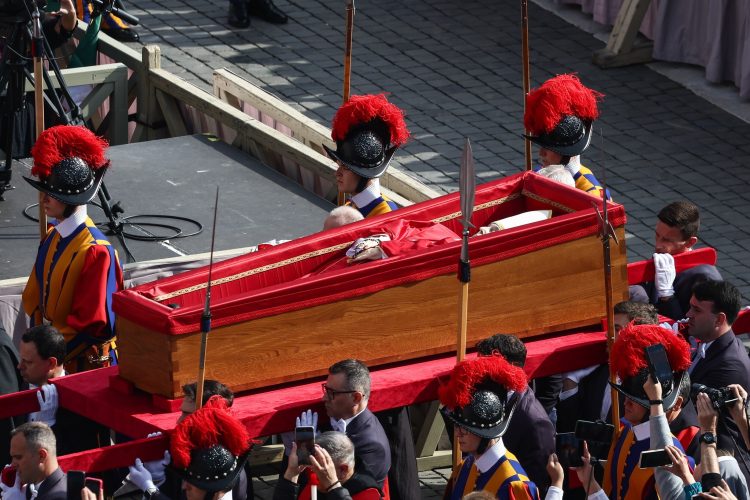 Se realiza recorrido fúnebre del papa Francisco hacia la Basílica de San Pedro