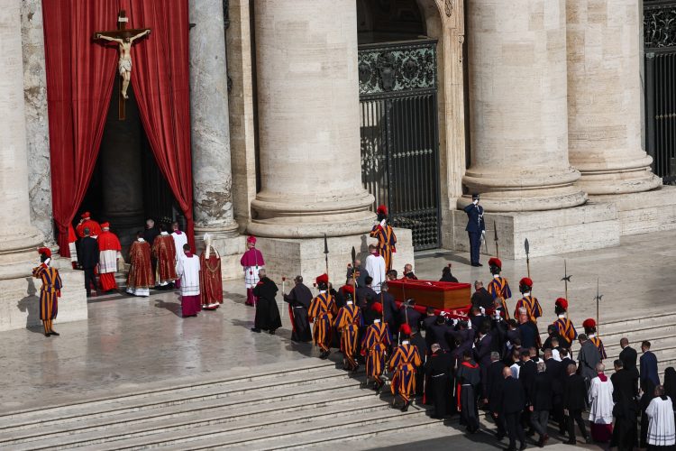 Se realiza recorrido fúnebre del papa Francisco hacia la Basílica de San Pedro